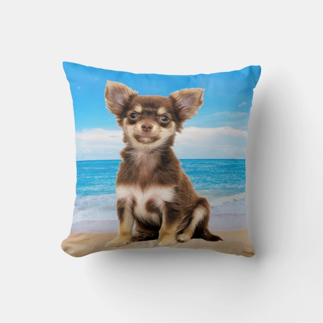 Coussin Chihuahua Chig assis sur la plage tropicale (Recto)