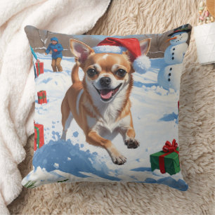 Coussin Chihuahua courant dans la neige avec un chapeau de