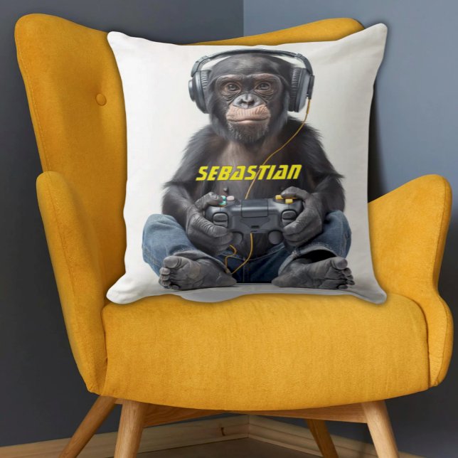 Coussin Chimp d'oreiller à lancer personnalisé pour enfant (Funny Gamer Chimp Monkey playing video games and wearing headphones on white pillow. )