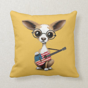 Coussin Chiot de chiwawa jouant la guitare de drapeau