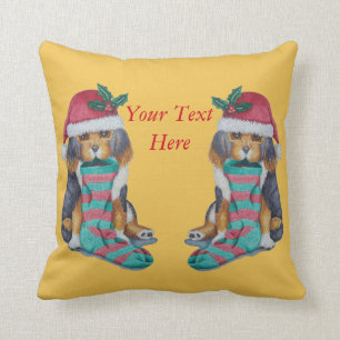 Coussin chiot noir et brun mignon vêtu pour noël