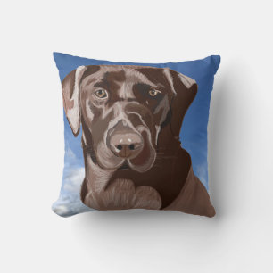 Coussin Chocolat Brown Labrador contre le ciel bleu