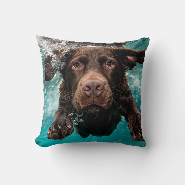 Coussin Chocolat Joueur Labrador nage sous l'eau (Recto)