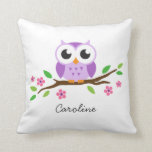 Coussin Chouette mignonne violette sur branche florale nom<br><div class="desc">Mignons oreiller à lancer personnalisé avec l'illustration d'un petit hibou violet assis sur une branche avec des feuilles verts et des fleurs roses. Ajoutez un nom ou un autre texte. Design sympa et amusant pour les enfants.</div>