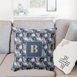 Coussin Chouette motif bleu nuit monogramme<br><div class="desc">Arrière - plan bleu,  décoré d'un joli motif de hibou,  d'étoiles et de nuages. Personnalisez et ajoutez la lettre monogramme de l'enfant.</div>