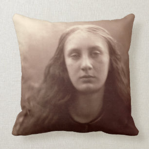 Coussin Christabel, portrait de mai Prinsep, c.1867 (sépia