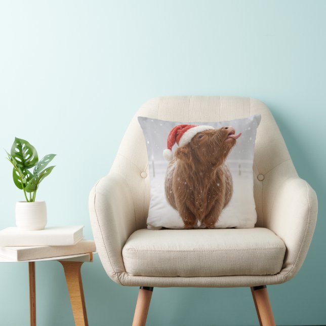 Coussin Christmas Highland Cow Catching Snowflakes (Chaise)