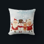 Coussin Christmas Père Noël, Mme Claus Rudolph et Snowman<br><div class="desc">Noël Père Noël, Mme Claus Rudolph et Snowman Accentuez votre maison avec des coussins personnalisés de Zazzle et faites de vous l'envie du quartier. Fait en simplex de haute qualité, ces coussins 100 % polyester sont doux et sans plis. Coussins en matière épaisse et extensible qui offrent une grande qualité...</div>