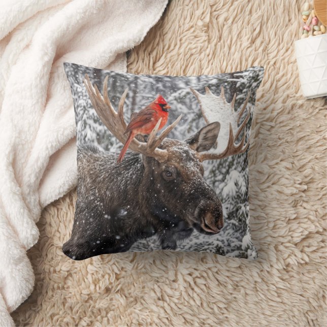 Coussin Christmas Red Cardinal On Snowy Moose Antlers (Couverture)