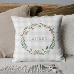 Coussin Christmas Winter Berries Wreath Nom personnalisé<br><div class="desc">Un oreiller à jetons sur mesure pour les vacances avec des draps d'aquarelle de Noël sur un motif de chevalet de  moderne et rustique.</div>