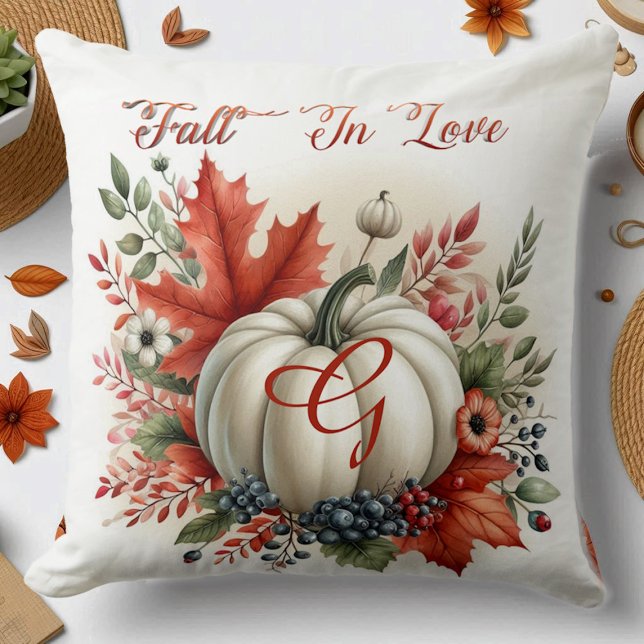 Coussin Chute En Amour Citrouille Monogramme Automne Feuil (Fall In Love Pumpkin Monogram Autumn Leaves Rustic Throw Pillow)