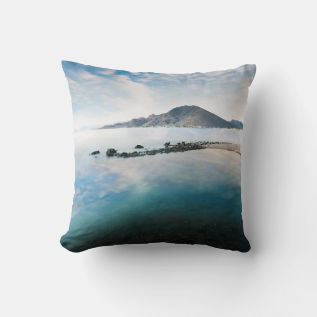 Coussin Ciel bleu nuageux se reflétant dans le lac (Recto)