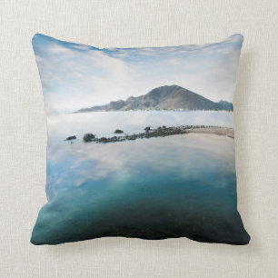 Coussin Ciel bleu nuageux se reflétant dans le lac