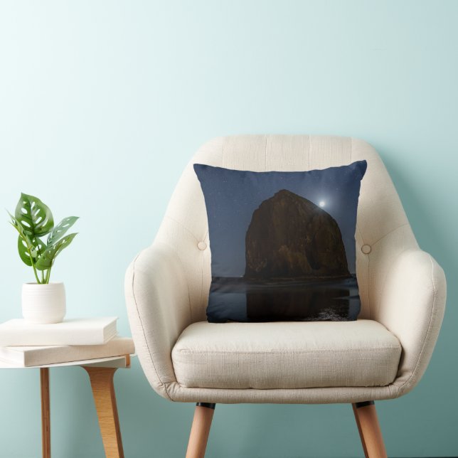 Coussin Cieux au-dessus de Haystack Rock | Cannon Beach, O (Chaise)