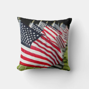 Coussin Cimetière militaire historique avec des drapeaux