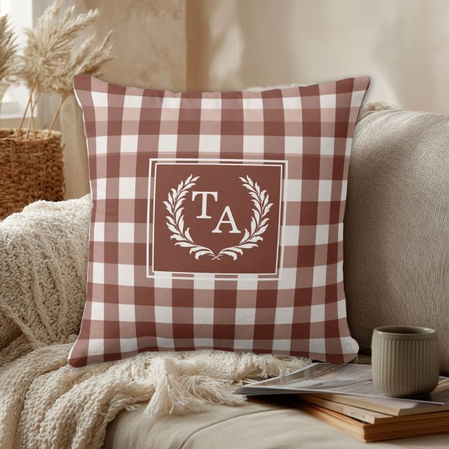 Coussin Cimier de monogramme à carreaux marron (Brown Gingham Monogram Crest Custom Throw Pillow)