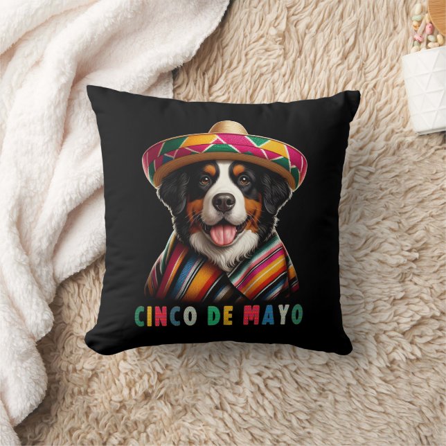 Coussin Cinco De Mayo Chien Bernese avec Poncho Et Sombrer (Couverture)