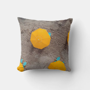 Coussin Cinq parapluies jaunes sur le sable en journée