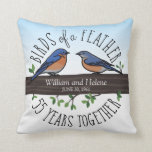 Coussin cinquante-cinquième Anniversaire de mariage,<br><div class="desc">Birdwatchers adorera ceci le cinquante-cinquième coussin personnalisé d'anniversaire de mariage ! Un oiseau bleu femelle et masculin étant perché sur une branche d'arbre feuillue sont entourés par le texte manuscrit qui lit, "Birds of a Feather, 55 ans ensemble. Deux noms et une date de mariage sont portés sur la branche...</div>