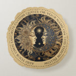 Coussin circulaire Céleste Sun Moon personnalisé<br><div class="desc">L'oreiller à jetons célestes, avec une illustration captivante des visages anciens du soleil et de la lune, conçu avec un mélange de mystique et d'élégance antiques. Le soleil, rayonnant et puissant, dégage de la chaleur avec ses teintes dorées, tandis que la lune, sereine et énigmatique, émerge une douce lueur bleue....</div>
