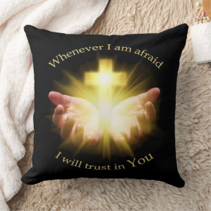 Coussin Citation biblique avec les mains tenant Croix
