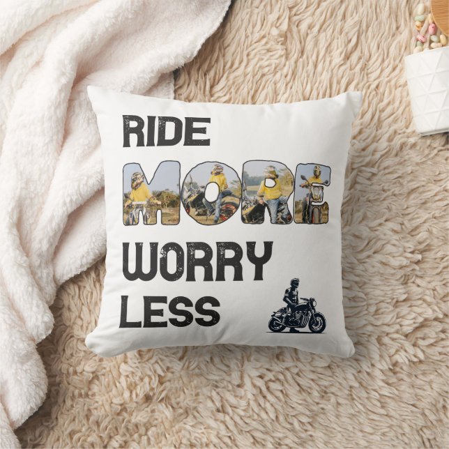 Coussin Citation de motard 'Rouler plus, s'inquiéter moins (Couverture)