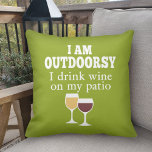 Coussin Citation de vin amusant - Je bois du vin sur mon p<br><div class="desc">Je suis à l'extérieur - je bois du vin sur mon patio.</div>