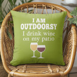 Coussin Citation de vin amusant - Je bois du vin sur mon p<br><div class="desc">Je suis à l'extérieur - je bois du vin sur mon patio.</div>