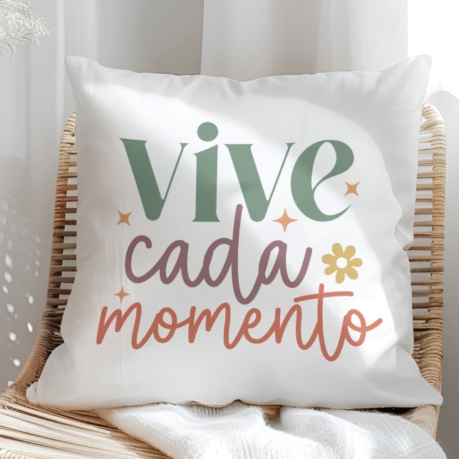 Coussin Citation Inspirante "Vivez Chaque Moment" ("Vive Cada Momento" Inspirational Quote Throw Pillow in a sunny rattan armchair.)