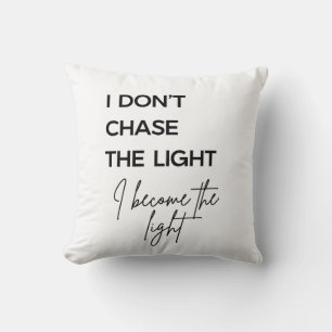 Coussin Citation Je Ne Poursuis Pas La Lumière Je Deviens 
