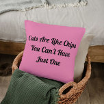 Coussin Citation noire drôle personnalisée pour amateur de<br><div class="desc">Améliorez votre décoration avec l'oreiller jeté rose clair « Chats » à citation drôle personnalisée. Propre, moderne et conçu pour les amateurs de chats, il ajoute instantanément une touche de personnalité sans surcharger votre espace. Personnalisez-le facilement avec l'outil de conception DIY pour créer une pièce qui est vraiment la vôtre...</div>