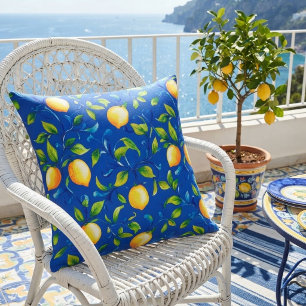 Coussin Citrons de jardin italien ensoleillé. Ciel bleu.