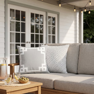 Coussin Clé grecque gris clair et blanc