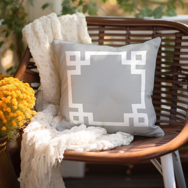 Coussin Clé gris clair et blanche grecque | Couleurs modif (Créateur téléchargé)