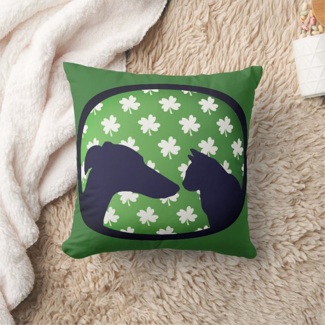 Coussin Clover Friends Throw Pillow (Couverture)