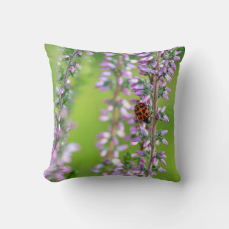 Coussin Coccinelle sur fleur violette -