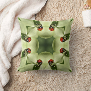 Coussin Coccinelle sur l'art de la nature du cornouiller  