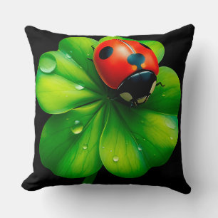Coussin Coccinelle sur une feuille couverte de rosée