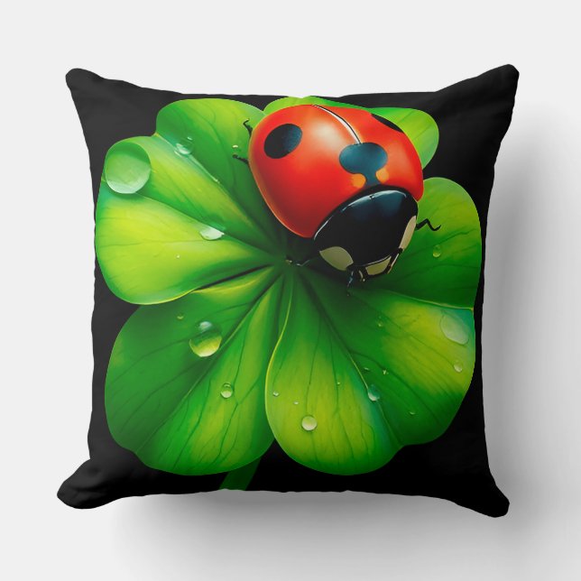 Coussin Coccinelle sur une feuille couverte de rosée (Recto)