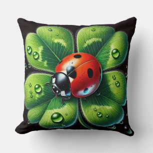Coussin Coccinelle sur une feuille de trèfle avec des gout