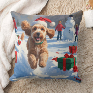 Coussin Cockapoo courant dans la neige avec un chapeau de 