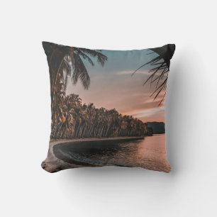 COUSSIN COCOTIERS VERTS EN BORD DE PLAGE