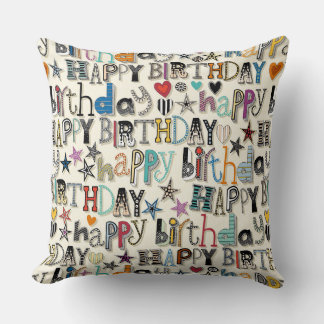 Coussin coeur d'anniversaire heureux et étoiles