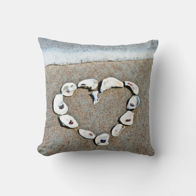 Coussin Coeur de coquillages sur la plage (Recto)