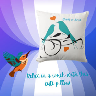 Coussin Coeur d'hirondelle perché de fleurs et d'oiseaux