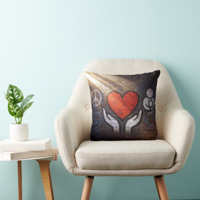 Coussin Cœur rouge avec des mains graffitées sur un mur de (Chaise)