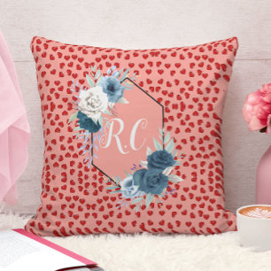Coussin coeur rouge motif et bleu floral monogrammé