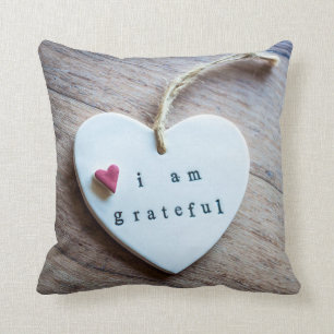 Coussin Coeurs Blanc Et Rouge Sur Le Bois