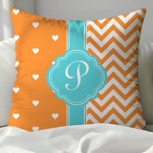 Coussin Cœurs et Chevron à monogramme orange et turquoise
