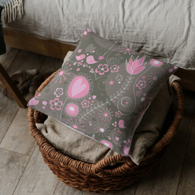 Coussin Coeurs Whimsical rose et gris, oiseaux et fleurs (Créateur téléchargé)